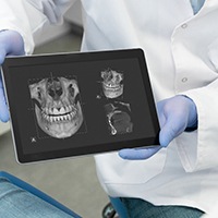 dentist showing a patient the 3D image of their oral cavity