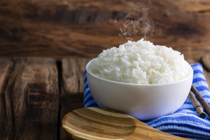A bowl of white rice, one of the foods that whiten teeth